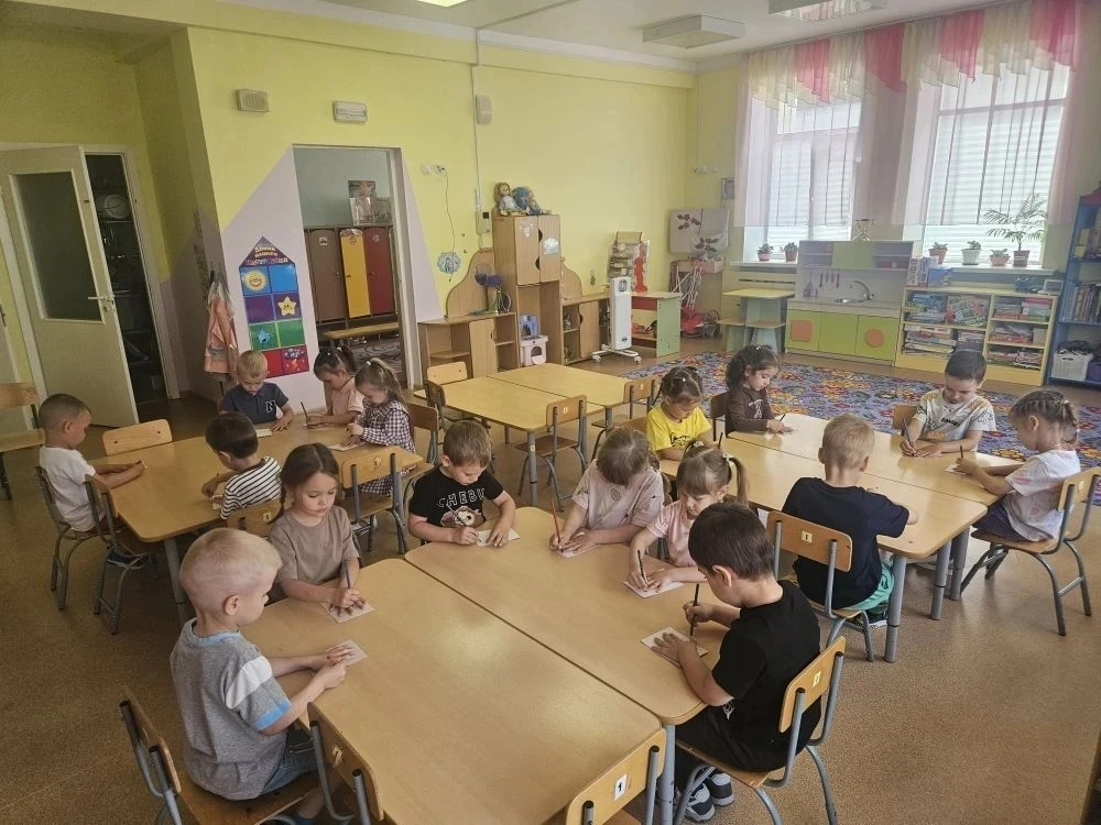 «Голубь мира» из детских ладошек: трогательная поделка средней группы 24

В средней группе 24 прошло