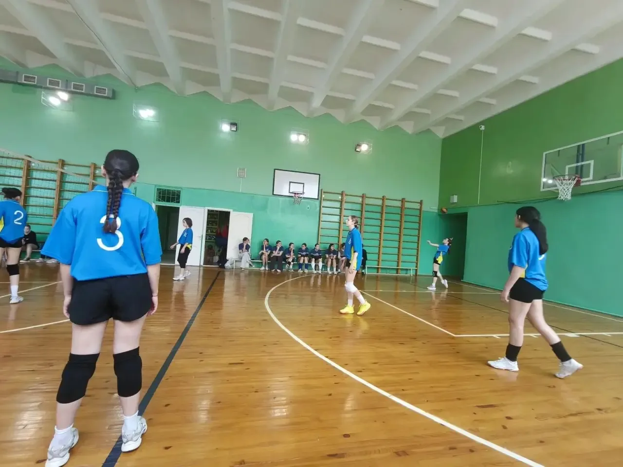 🏐 Наши девушки — в финале! 🏐  13 и 15 апреля наша школьная команда по волейболу среди девушек принял