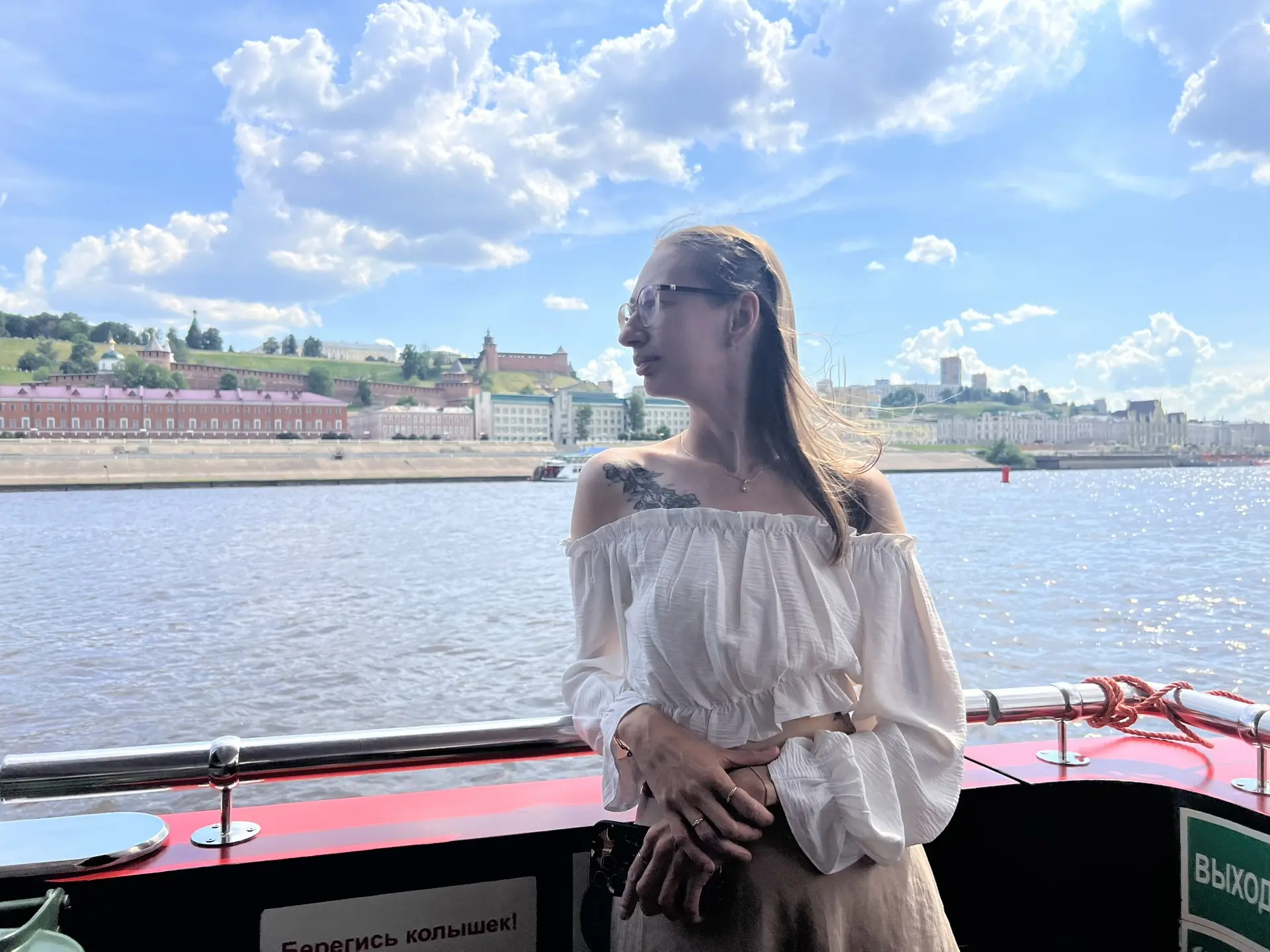День 2: водная прогулка на теплоходе по Волге 🛳️

Прогулка небольшая, длилась ровно час, за это вре