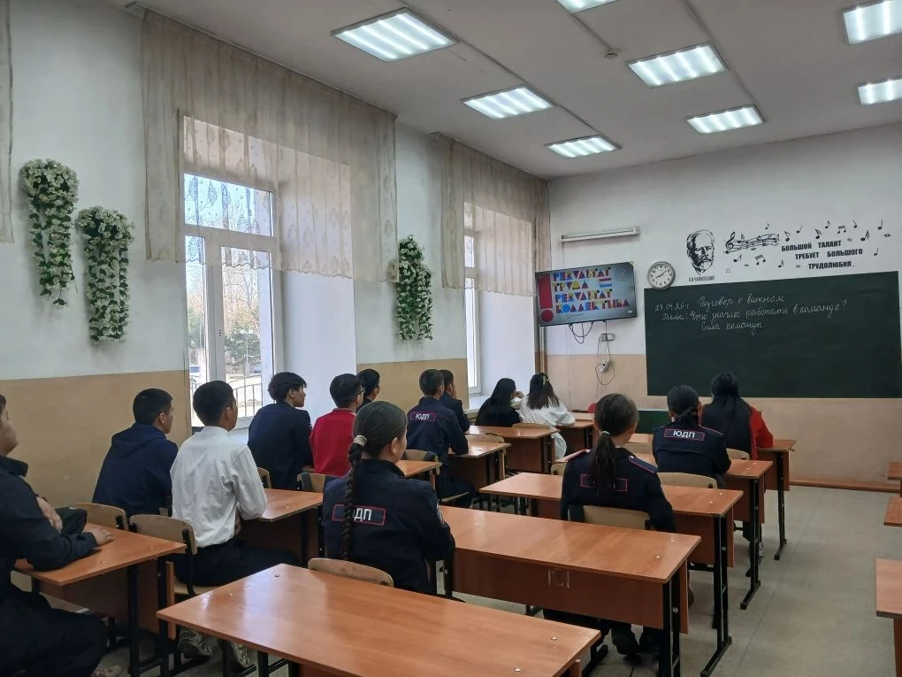 🏫📚Сегодня в нашей школе прошли классные часы «Разговор о важном» на тему «Что значит ...