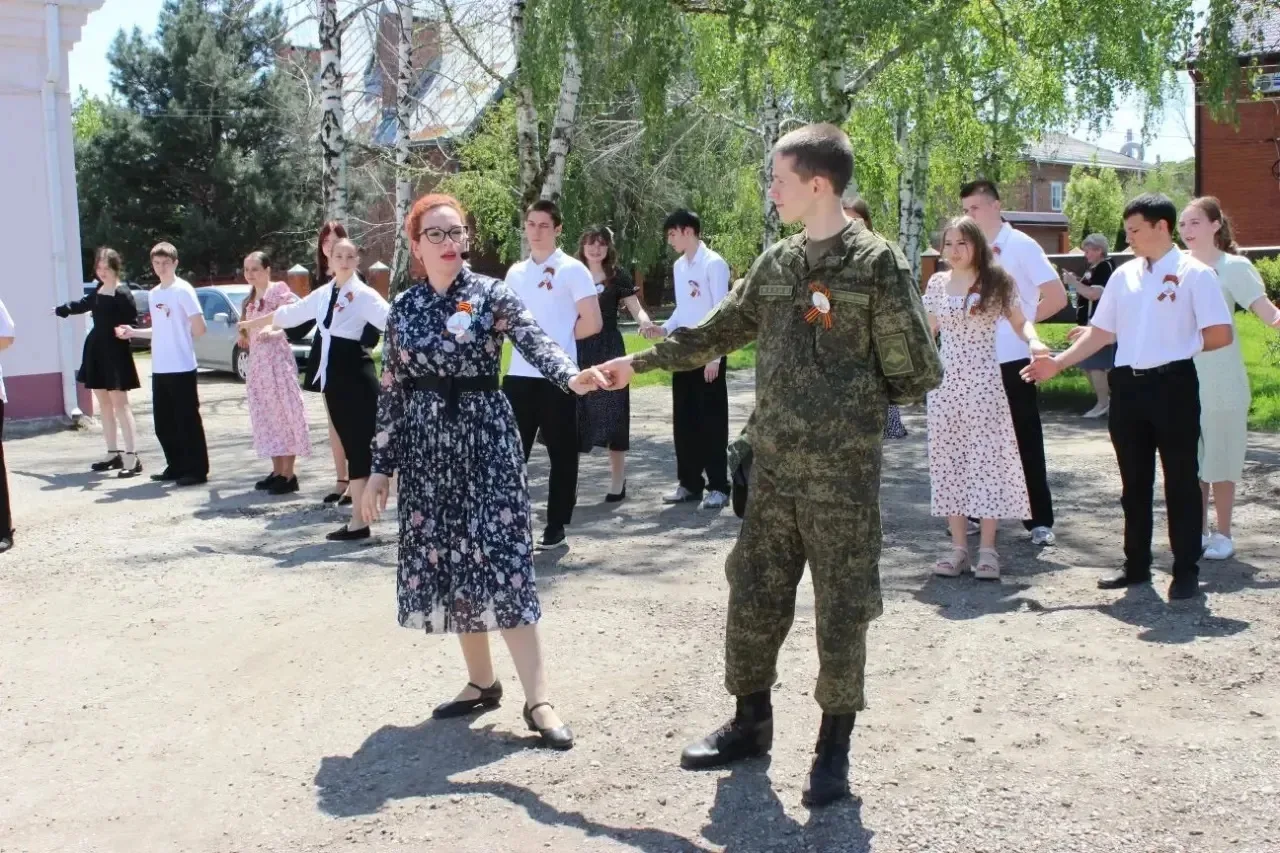 🌸 В КОРЕНОВСКЕ ПРОШЁЛ «МАЙСКИЙ ВАЛЬС»! ✨  Городской Дом культуры № 1 объединил поколения, став площа