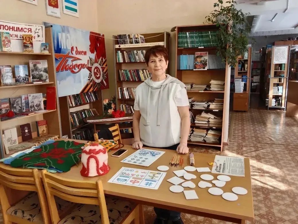 🎨 Сегодня для студентов первого курса АФ УТЭК провели мастер-класс по росписи орнамент...