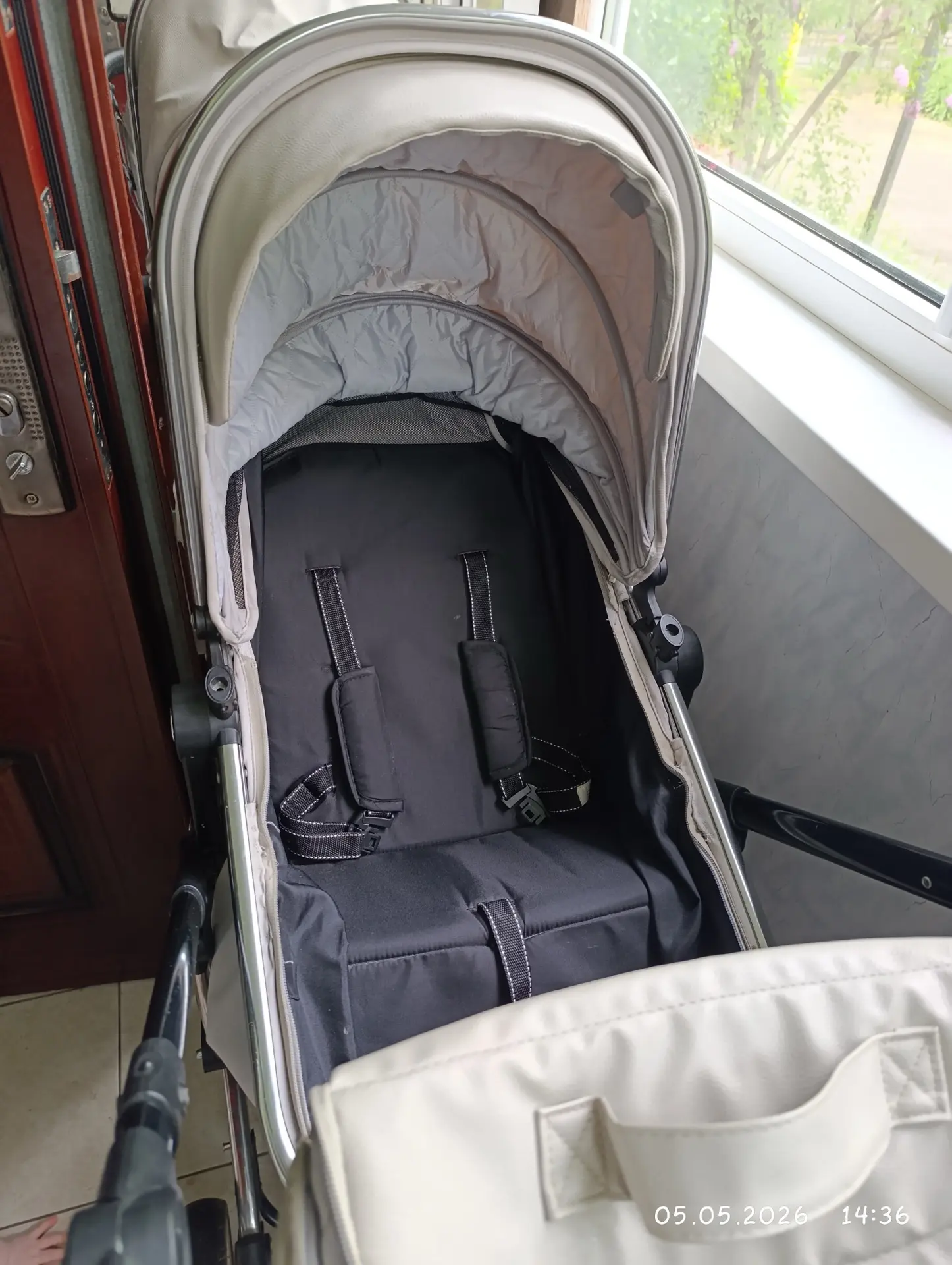 Предлагаю вашему вниманию коляску Luxmom в нейтральном сером цвете. Коляска из экокожи. Замечательна