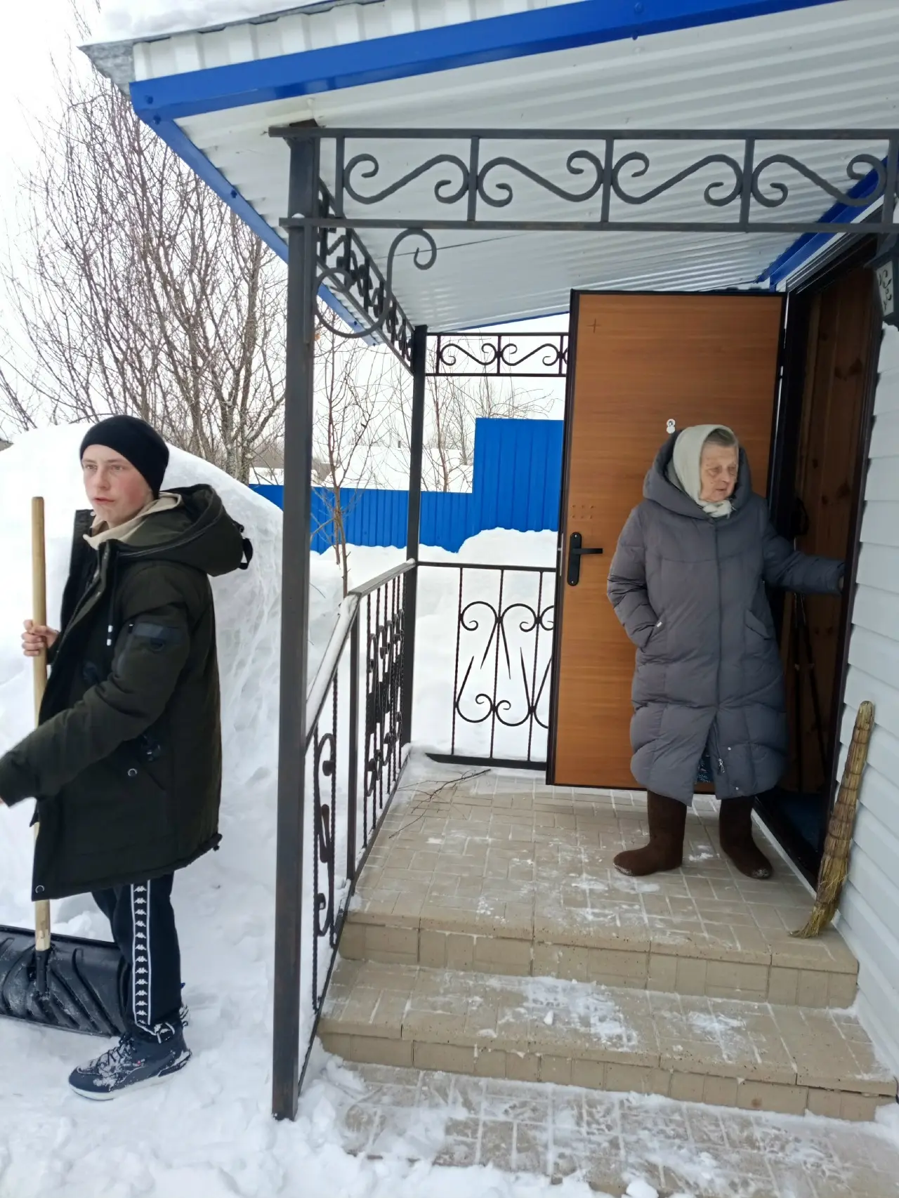 ❄❄❄ Снежный десант из ребят старшей группы высадился во дворе нашего ветерана-педагога ...