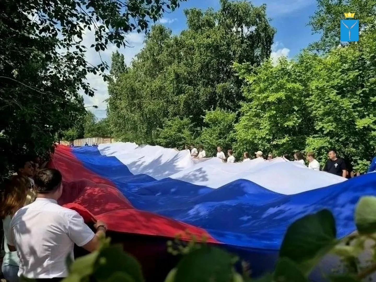 100 метров единства 
 
В Саратове ко Дню России развернули 100-метровый триколор нашей страны. Участ
