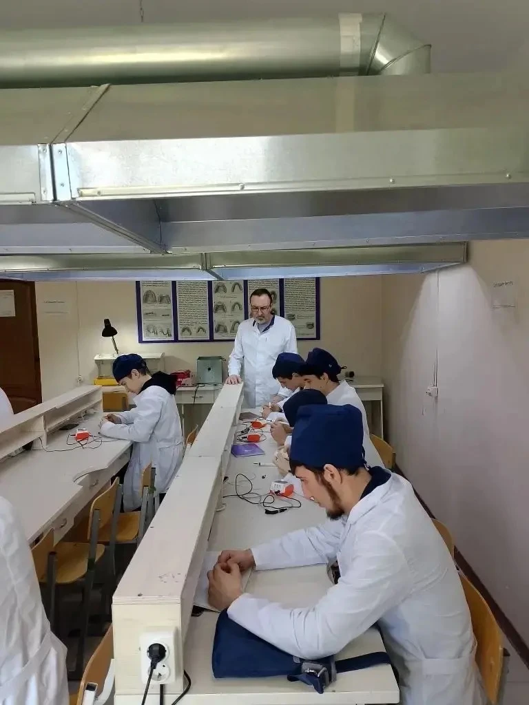 Студенты 1 курса отделения Стоматология ортопедическая под руководством преподавателя Нахибашева Мус