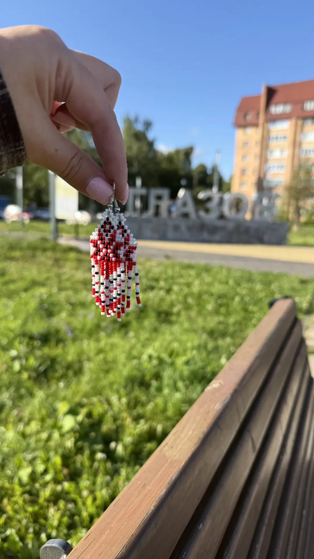 Вместо магнитика купила себе вот такой сувенир: серьги с нашим орнаментом 😻