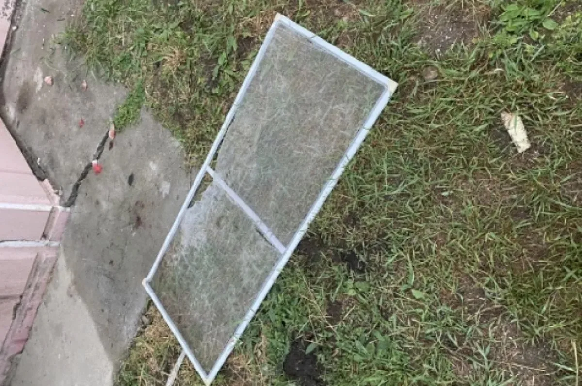 🤯 Брат с сестрой выпали из окна в Усолье Сибирском.  Трагедия случилась в доме на Интернациональной.