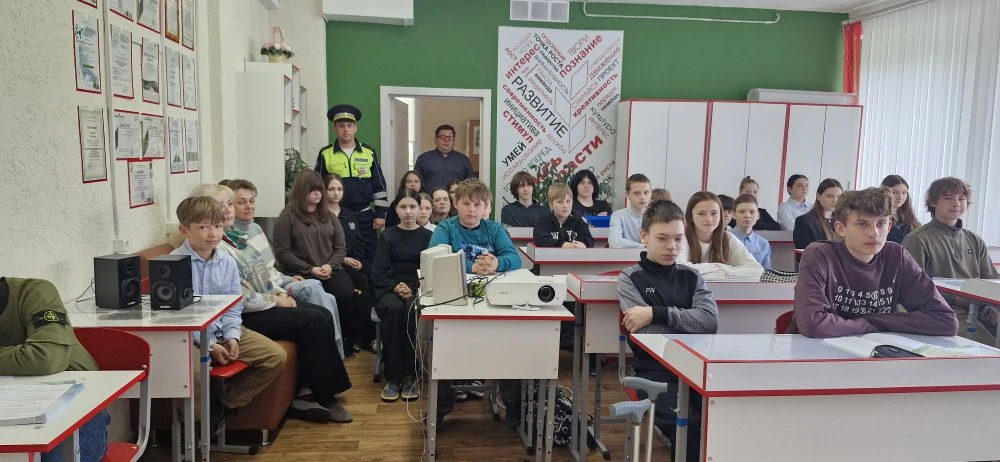 Сегодня состоялась встреча обучающихся школы с инспектором ГИБДД, курирующим нашу школу...