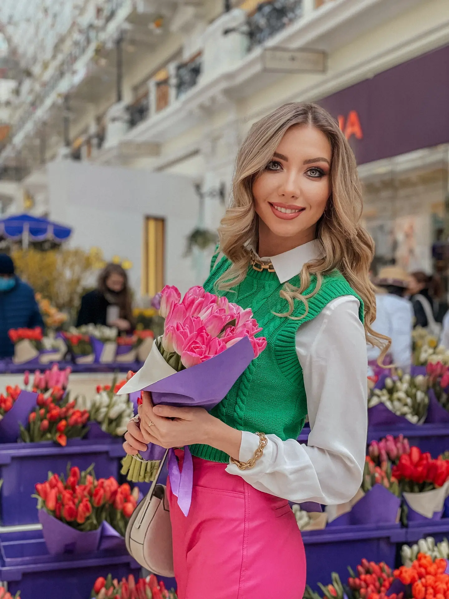 Подружки, приглашаю 7 марта на фотосессию в Петровский пассаж, сейчас там как раз проходит цветочный