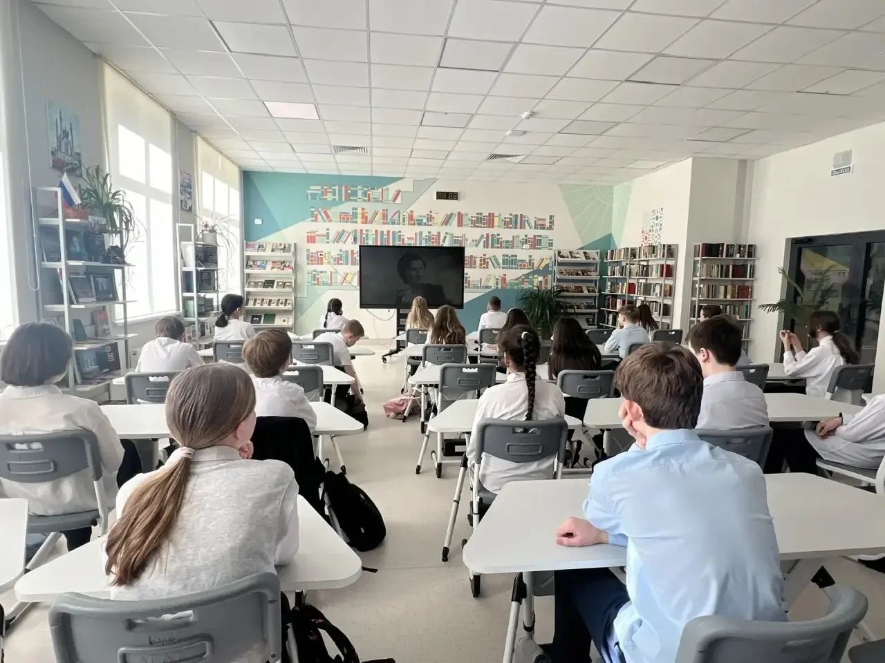 🇷🇺В понедельник, 4 мая 2026 г. новая учебная неделя в нашей гимназии началась традиционно с исполнен