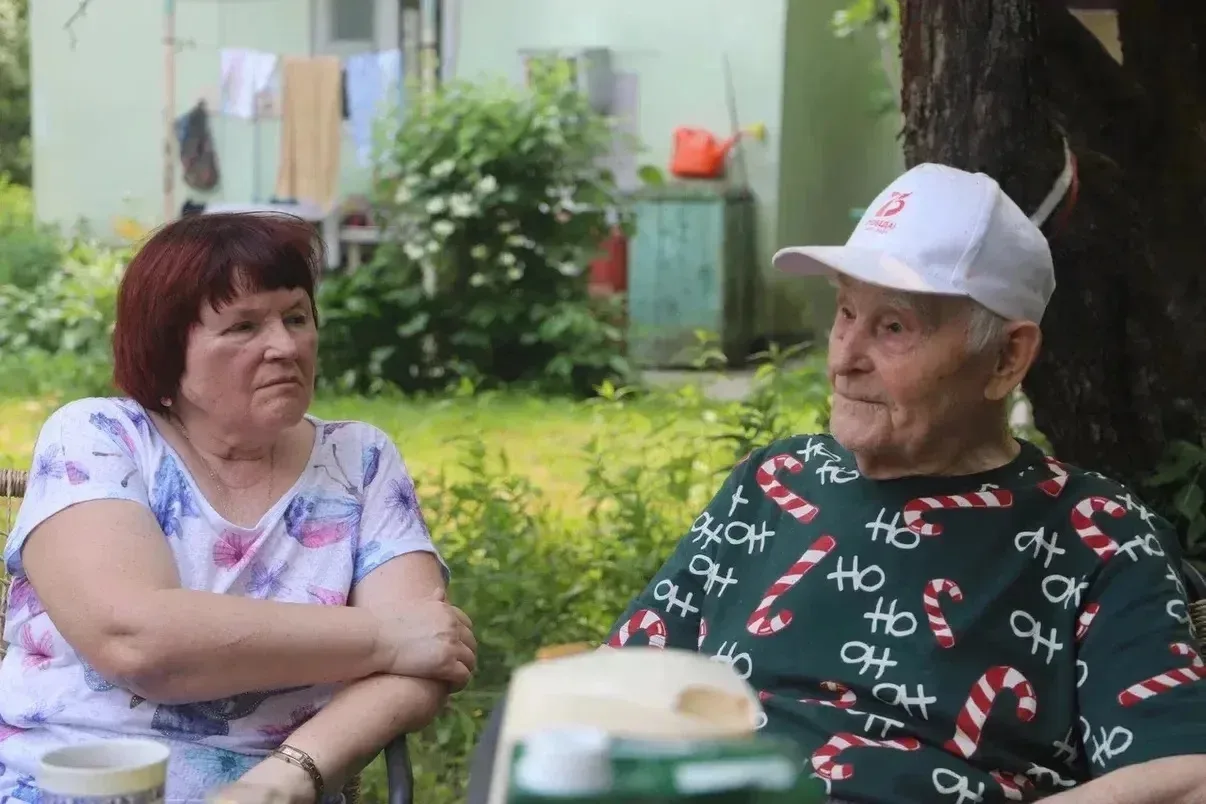 Нить памяти: как молодогвардейцы поздравили ветерана

В День России представители «Молодой гвардии» 