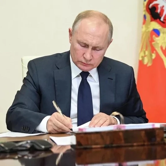 Путин подписал закон о штрафах до 700 тысяч рублей за регистрацию и вход на российские ...
