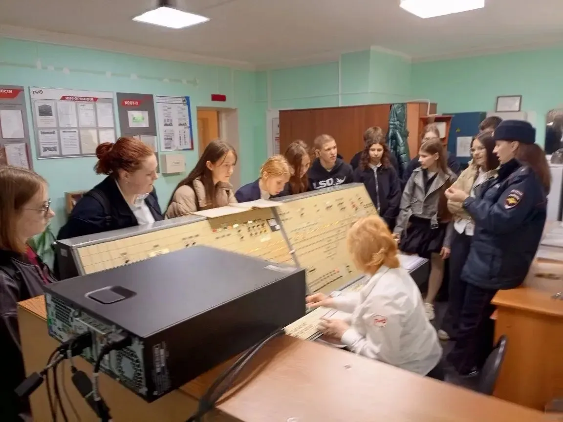 8 «В» в центре управления: экскурсия и безопасность на железной дороге 🚂👮‍♀️  Ученики 8 «В» класса С