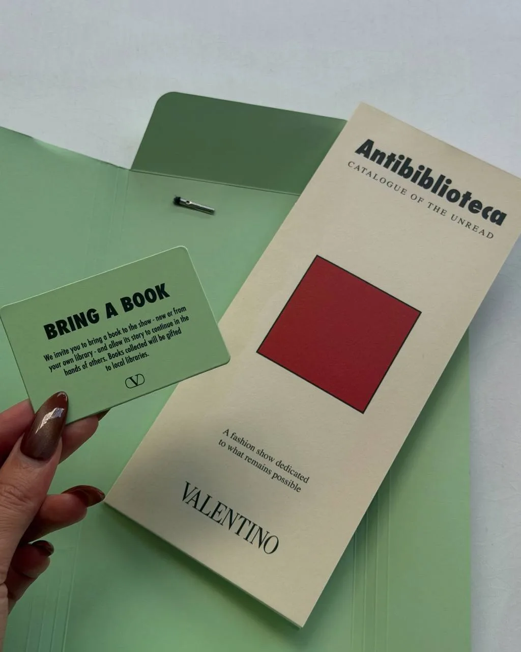 Приглашение Valentino в этом сезоне нам очень даже нравится: каждого гостя попросили вз...