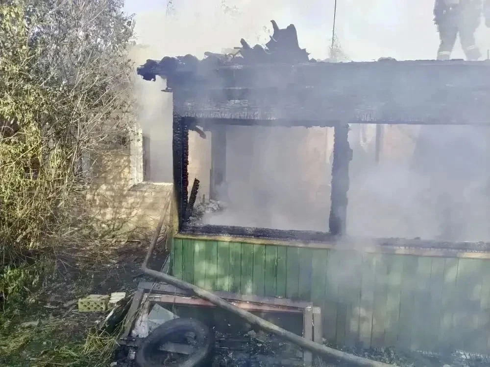 Непотушенная сигарета стала причиной пожара, в котором погиб человек.  Пожар случился в частном доме