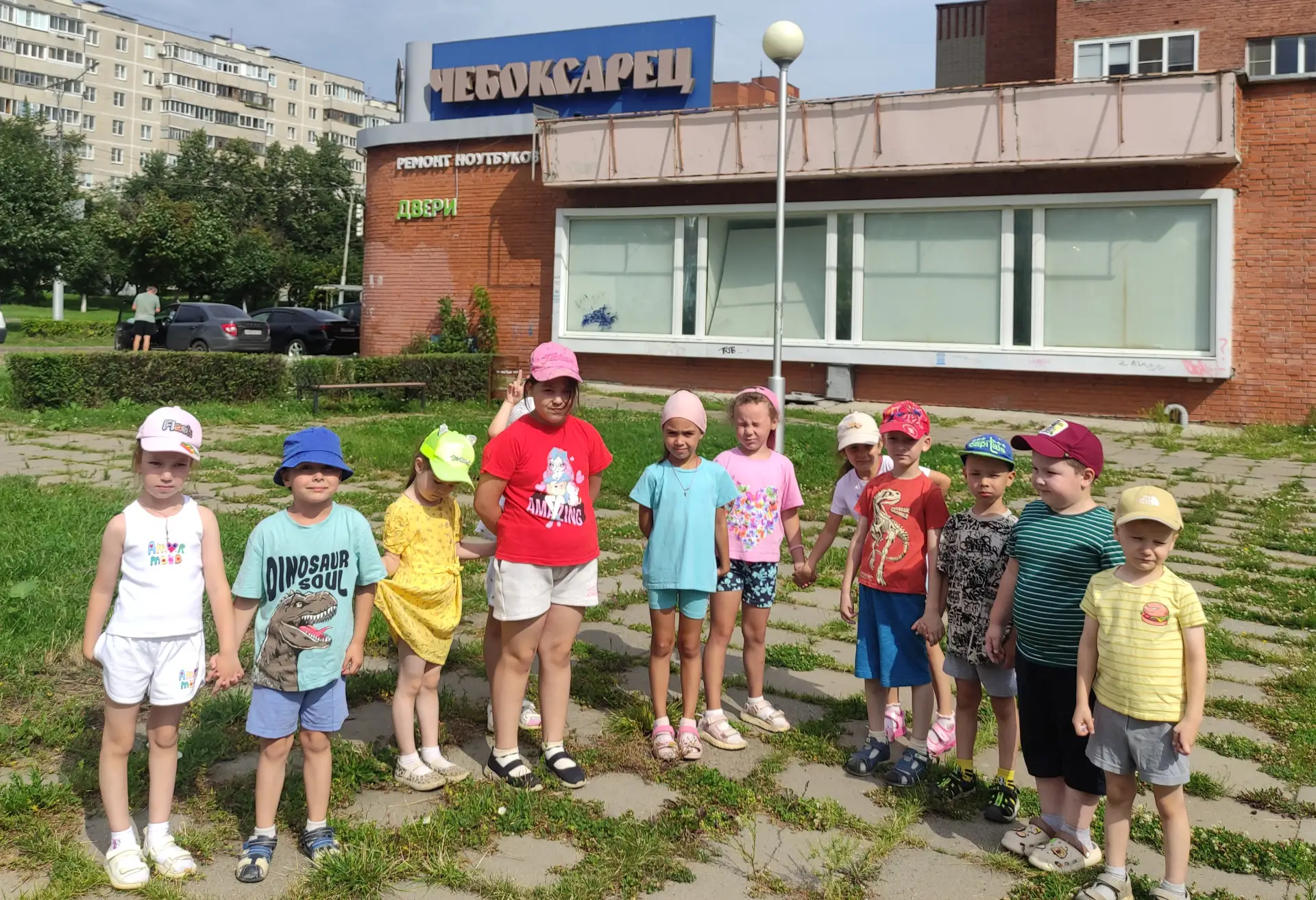 Знакомство с нашим городом начинается с бесед и пешего знакомства по микрорайоноу, где мы живём, там