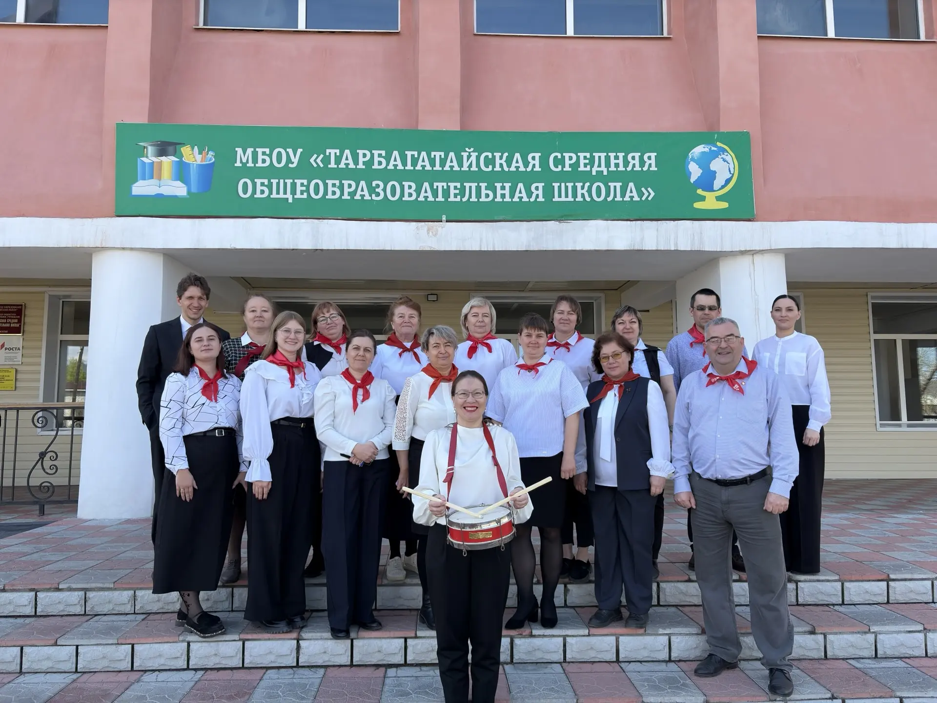 Сегодня в нашей школе — настоящий пионерский праздник!