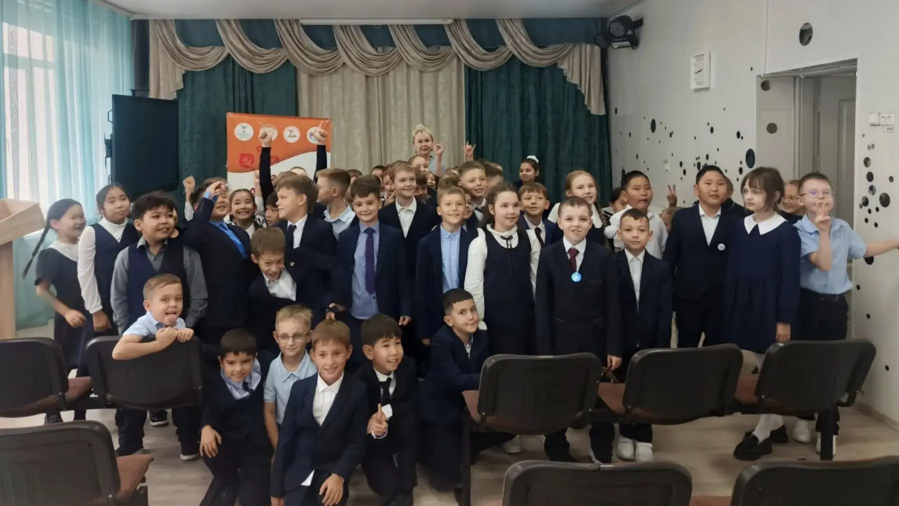 Вчера у Елены Анохиной состоялось ещё две встречи с юными читателями — с учащимися мног...