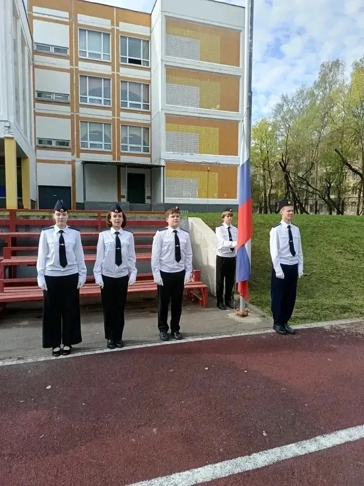 🇷🇺 Равнение на флаг!  Сегодня знаменная группа школьного корпуса №1 торжественно осуществила вынос и