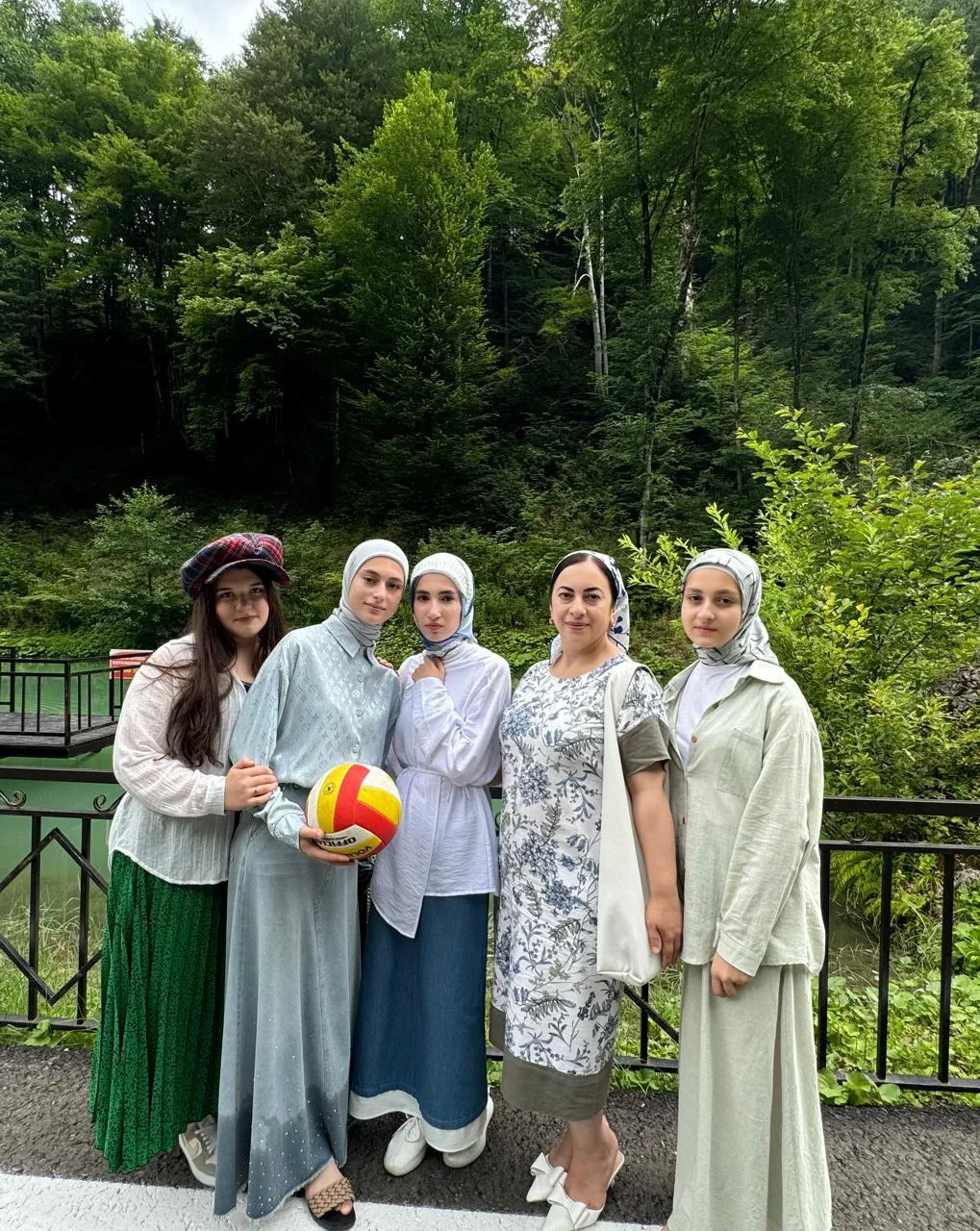 🌲📚 Выезд обучающих нашей школы на природу «Нохчий Келой» 🌳✨
Обучающие отправились на увлекательны