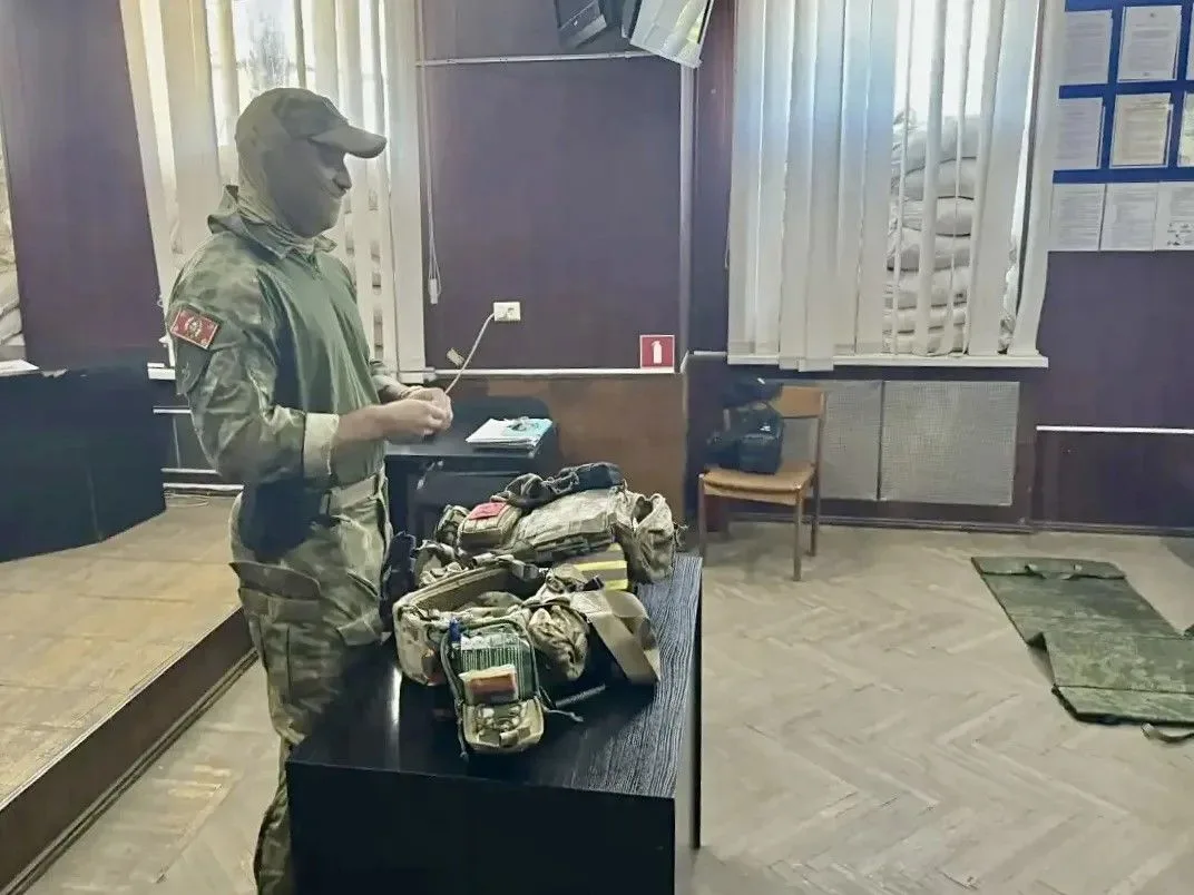 🏥 Краснолучские полицейские отработали навыки тактической медицины под руководством ин...