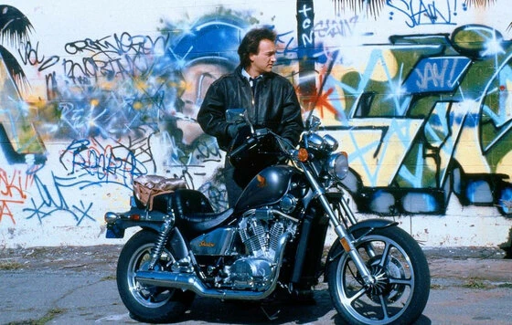 Директор (1987) перевод Гаврилов , Рик разъезжает на лихом мотоцикле и разгуливает с бейсбольной бит