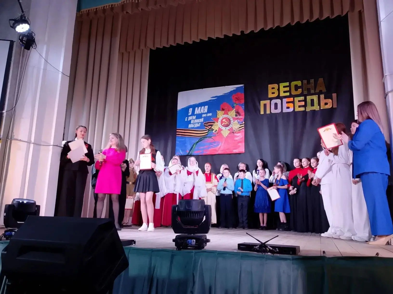 Ученицы 8а класса Щурик Полина и Изварина Татьяна приняли участие в городском фестивале молодежного 