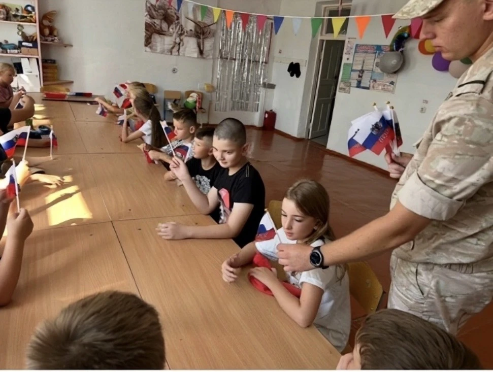 В преддверие Дня Государственного флага России к ребятам с важной миссией пришел участн...