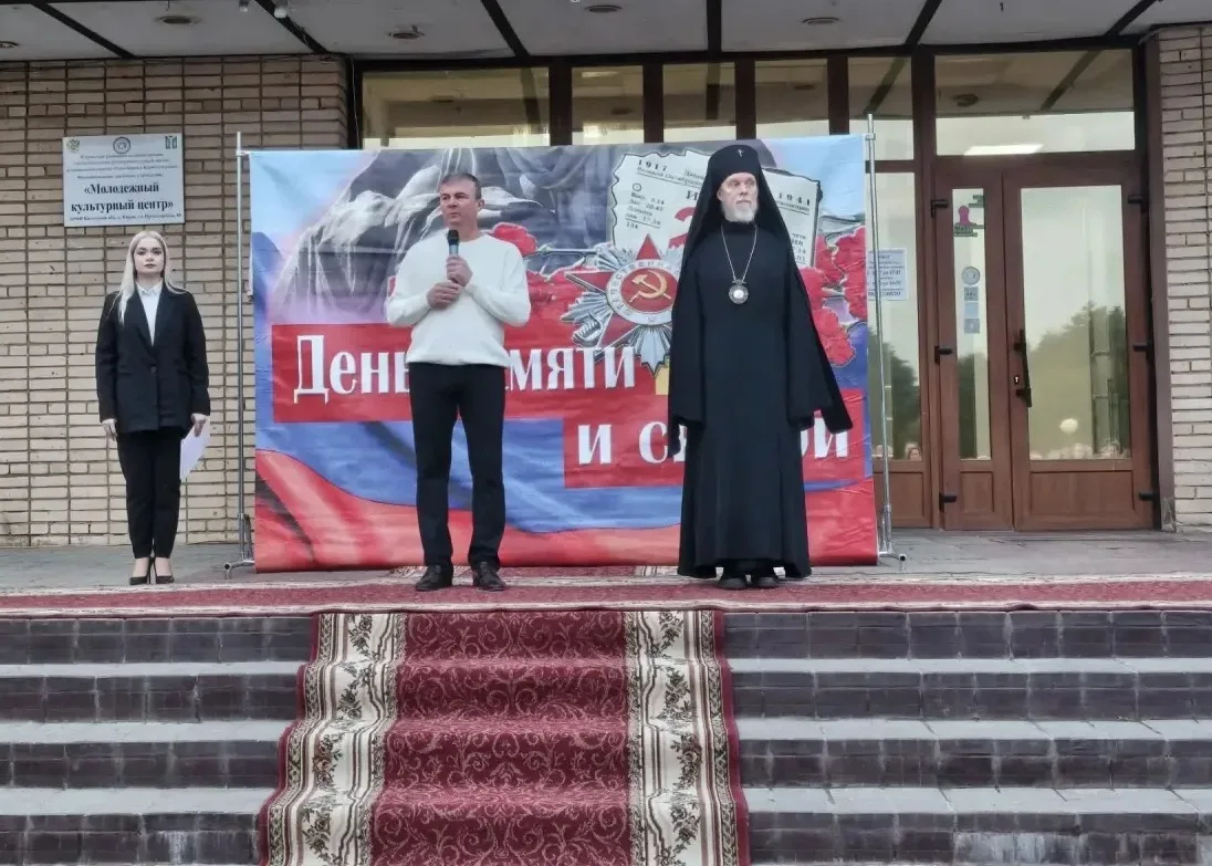 В День памяти и скорби, 22 июня, старшеклассники и педагоги нашей школы приняли участие  в акции "Св