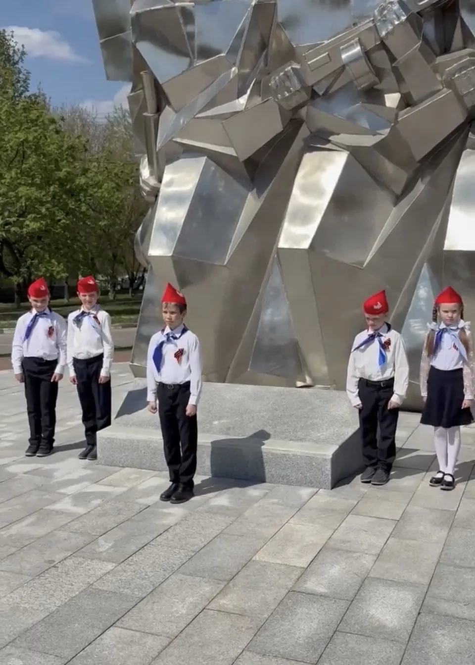 🇷🇺 Вахта памяти: день второй. Продолжаем марафон «Наследники Победы»  Второй день выдался солнечным.