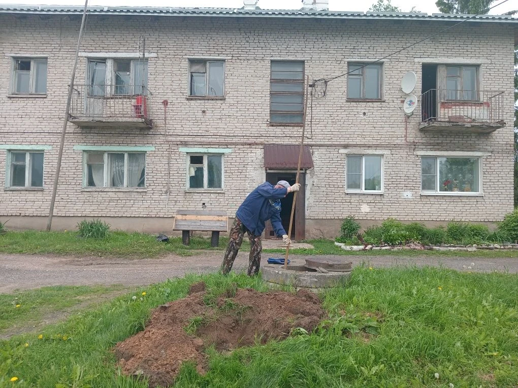 Сотрудники ВКУ №3 в деревне Мясной Бор прочистили все канализационные колодцы. Эта кропотливая работ