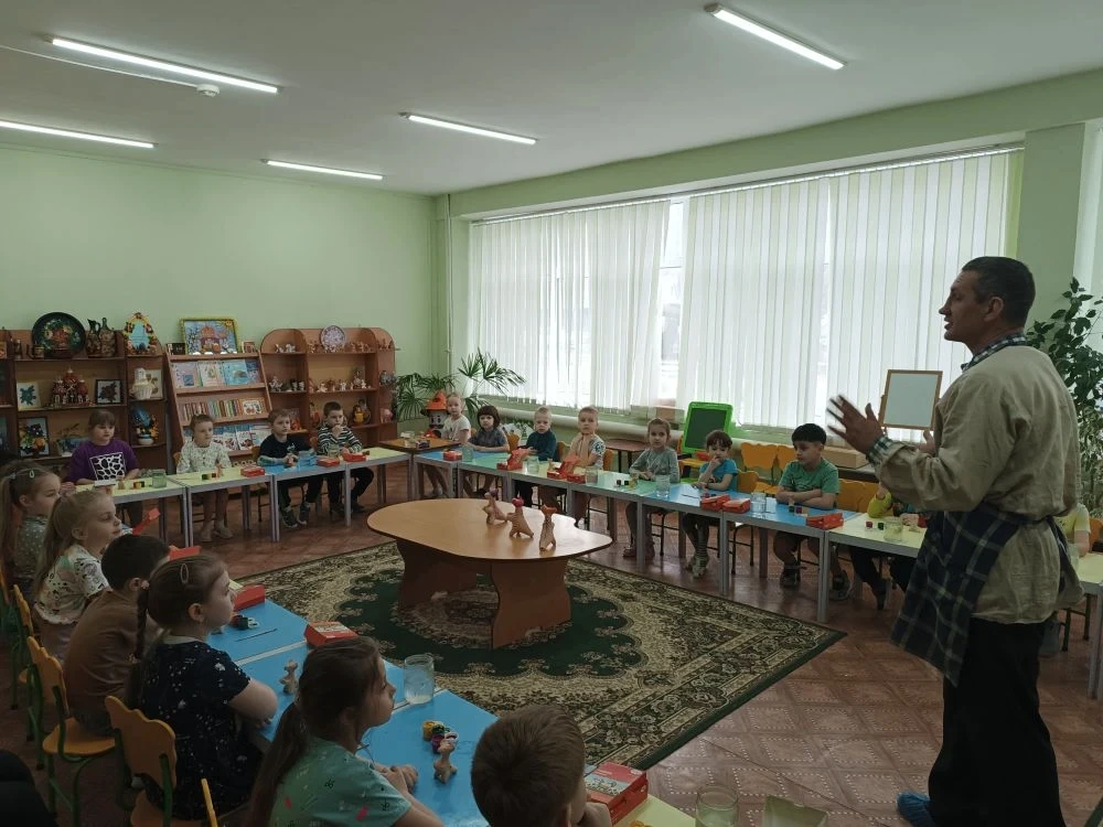 Мастер по изготовлению кожлянской игрушки провёл мастер-класс для дошкольников  Воспитанники детског