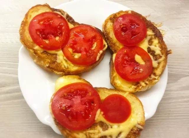 Горячие бутерброды с сыром, помидором и яйцом