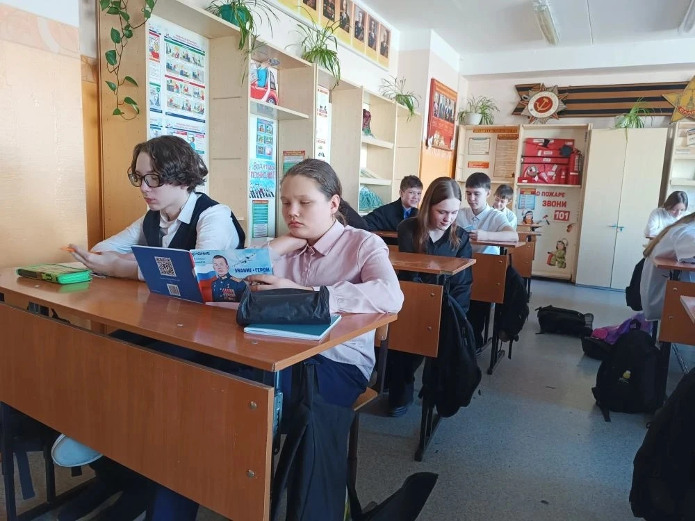 🇷🇺В нашей школе в 7-8 классов советник директора по воспитанию Васильева О.Н. провела лекции "Герои 