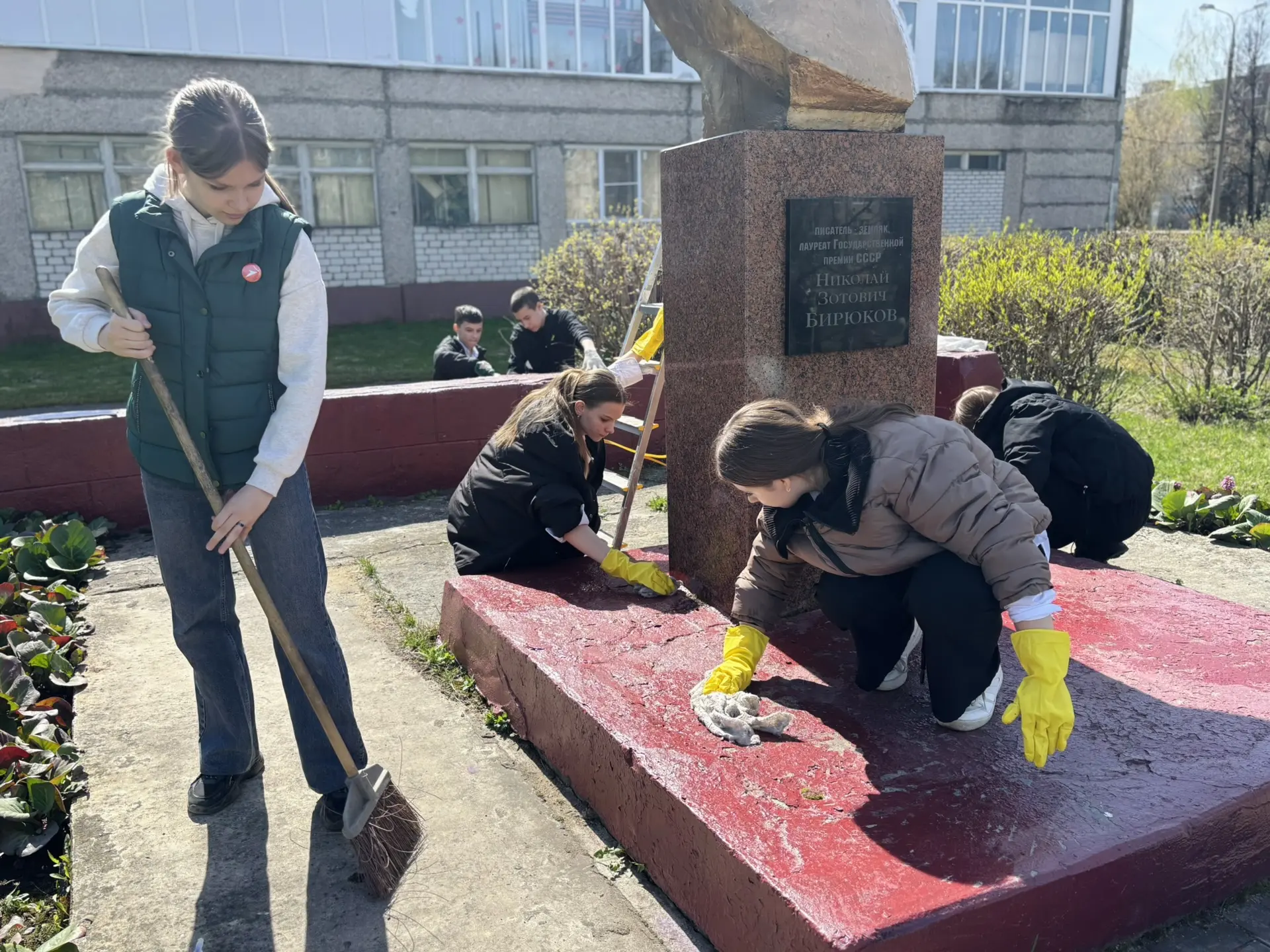 🇷🇺«Я ПОМНЮ»🕊️  🙏🏻В рамках Акции «Я помню» наши ребята и педагоги организовали и произвели уход за по
