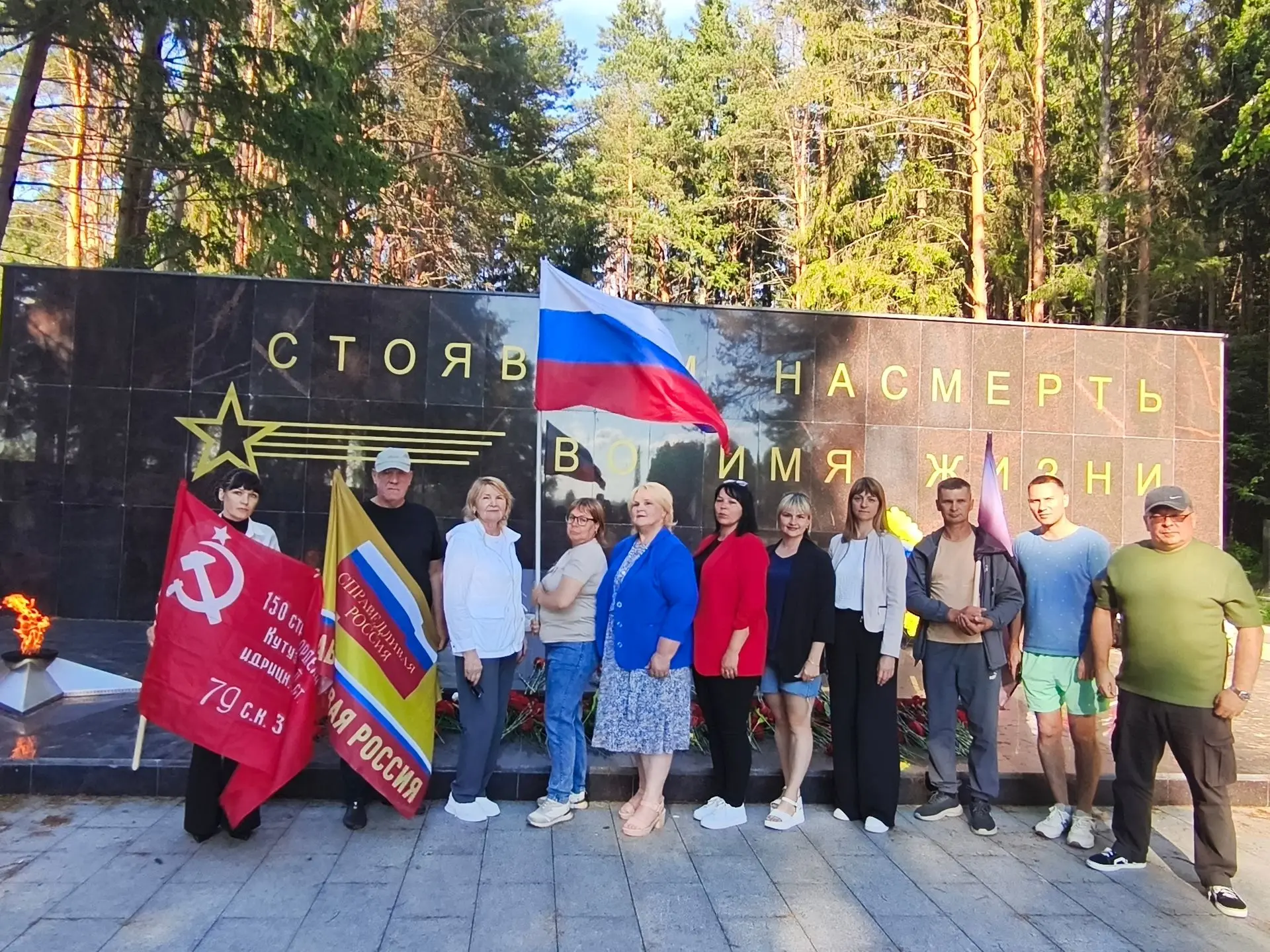 Автопробег памяти Защитников Отечества финишировал на Мемориале Победы в Зубцове.

Его инициатор -  
