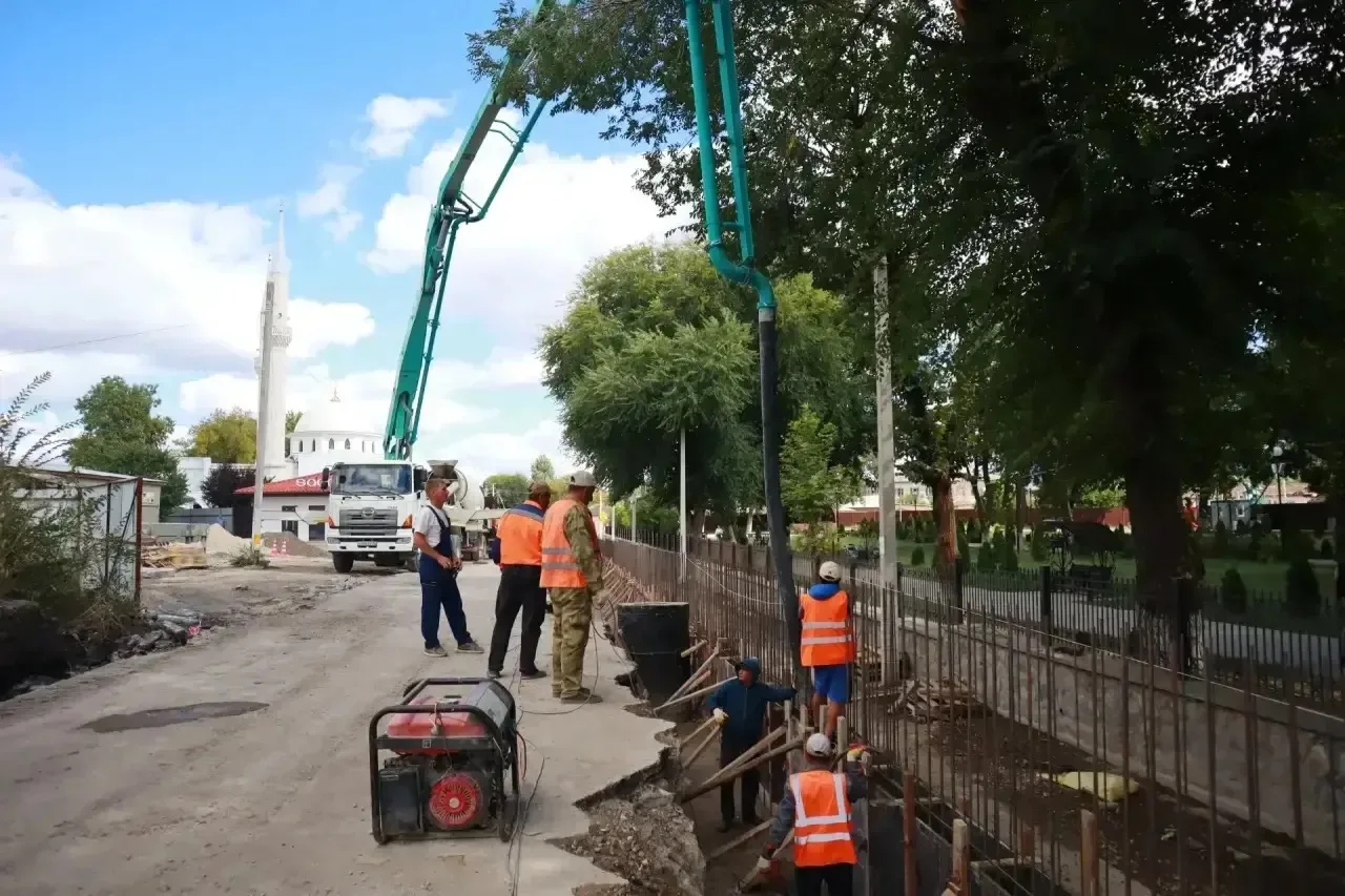 🚧 В Белогорске продолжается ремонт улицы Бекира Чобан-заде протяжённостью 785 метров.