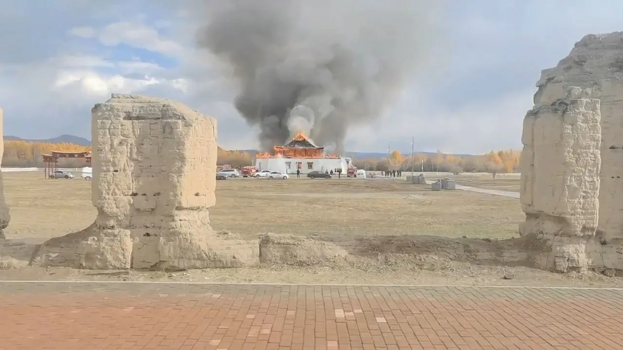 Мощный пожар уничтожил крупнейший буддийский храм «Устуу-Хурээ» в Тыве