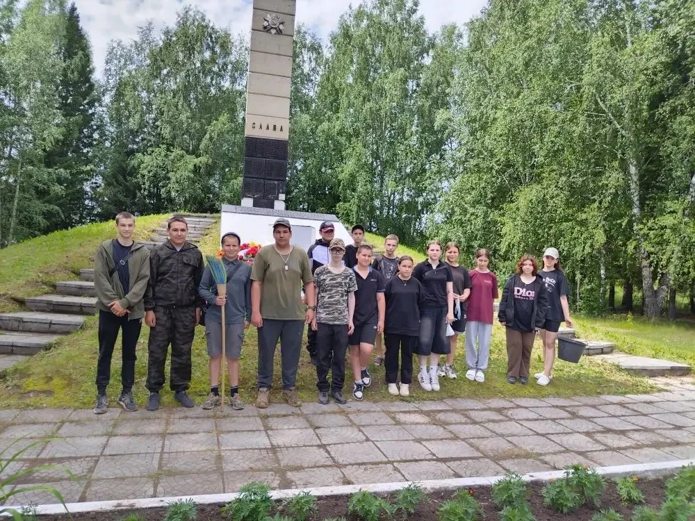 🕊 Память в наших сердцах: учащиеся школы привели в порядок Обелиск Славы накануне 22 июня 🕊 
22 ию