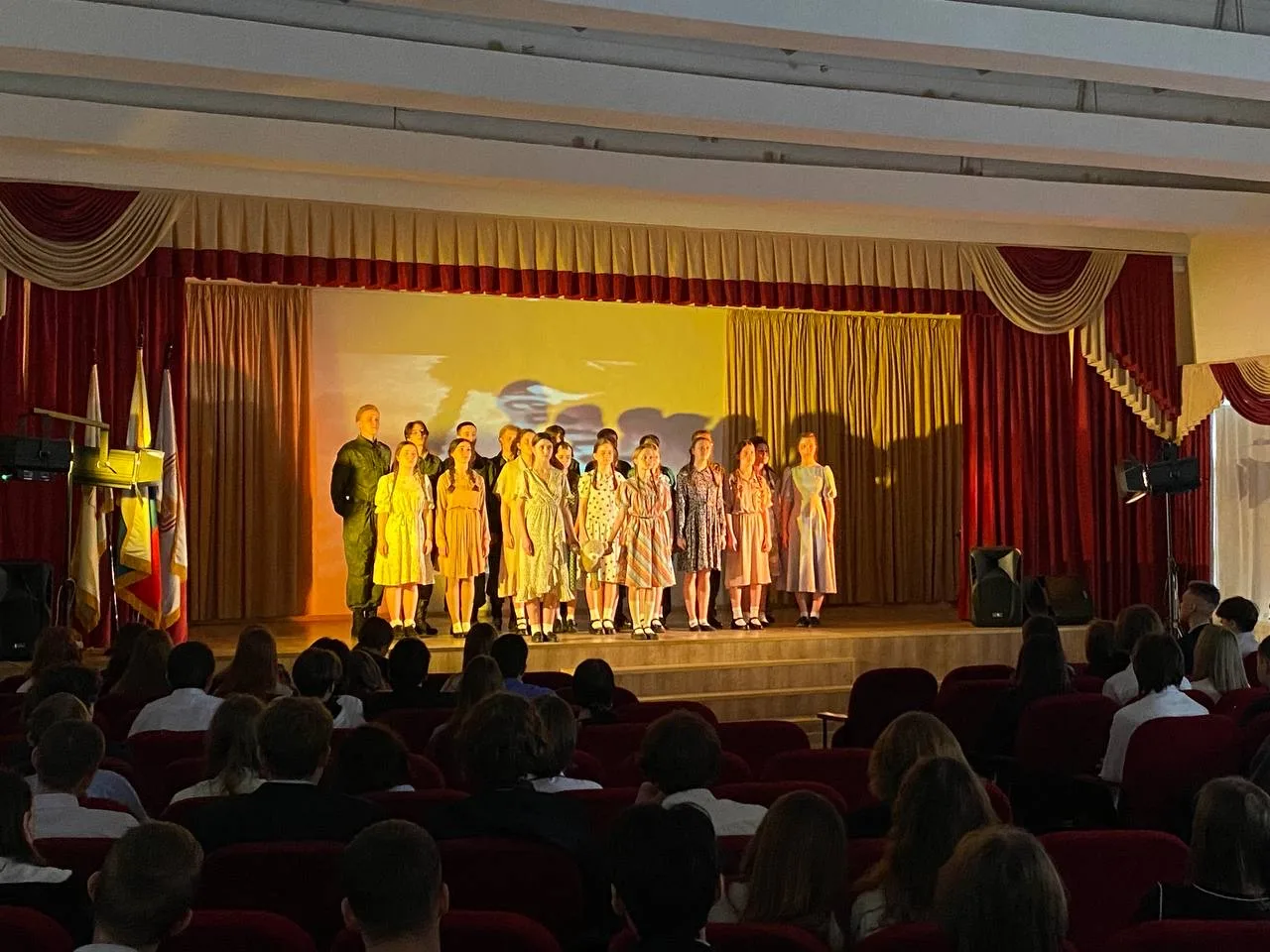 Состоялась премьера документального спектакля «Детство, опаленное войной» 🎗️  Зал наполнился тишиной