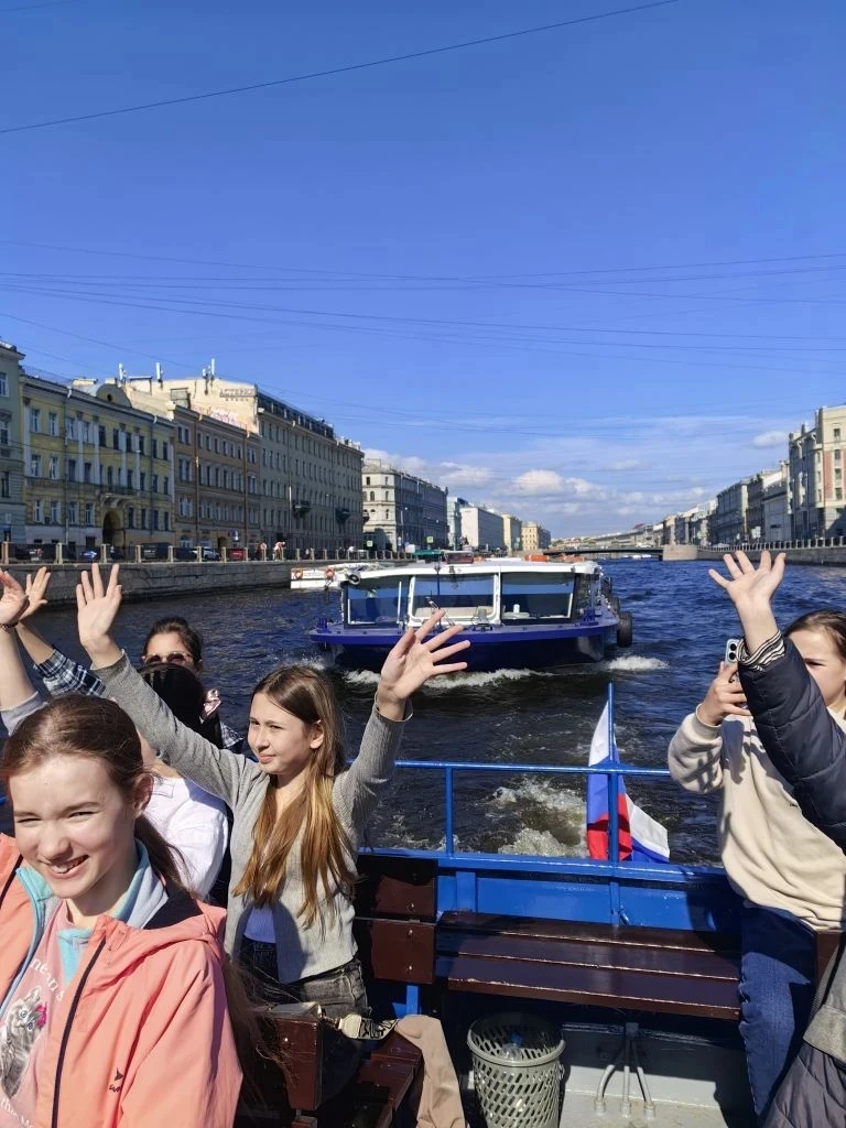🚢 От учебы к приключениям: 5Б покоряет Петербург с воды и суши!  🎉 Ученики 5 «Б» класса совершили ув