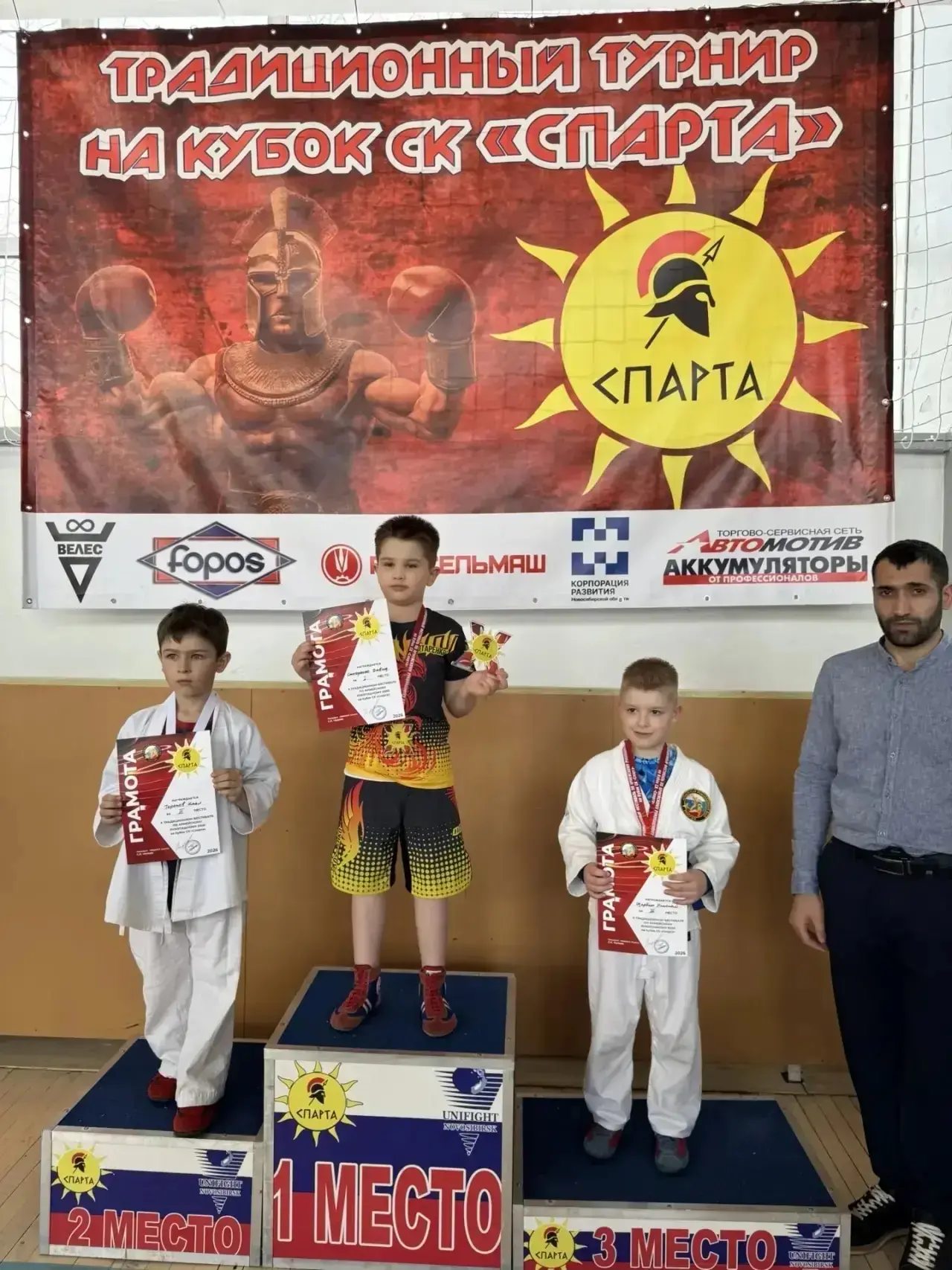 🏆 Гордость 1 «Б» и всей школы!  Ученик первого класса Скотаренко Давид достойно представил нашу школ
