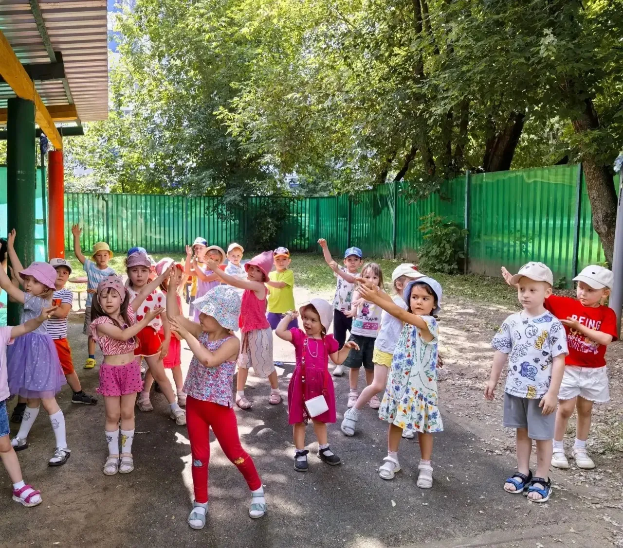 ☀️А вы помните свои любимые игры детства? 

Вот и наши дети с азартом играют в «Море волнуется раз»,