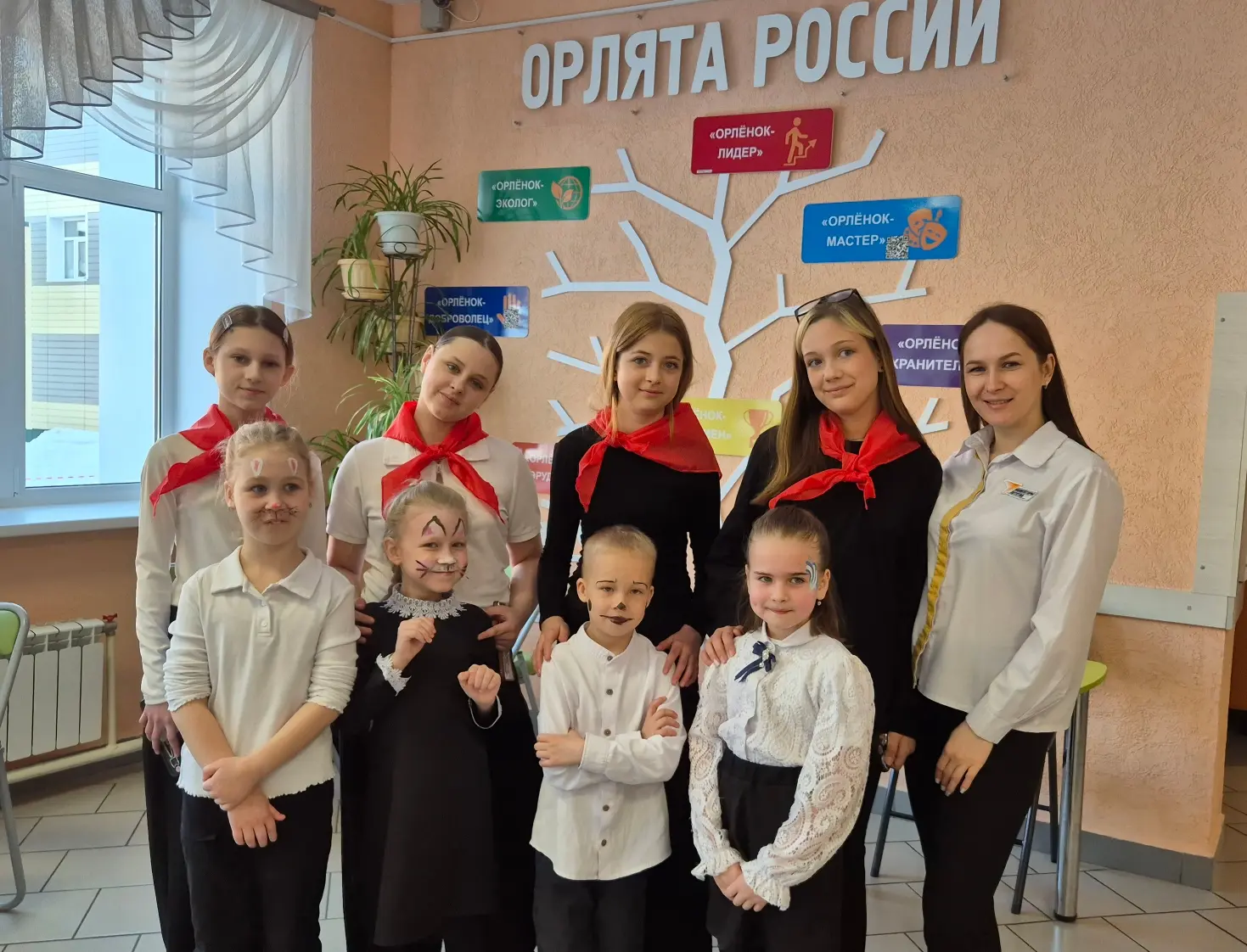🎭 День театра в нашей школе!   📆 27 марта — Всемирный день театра! Это праздник всех актёров, режисс