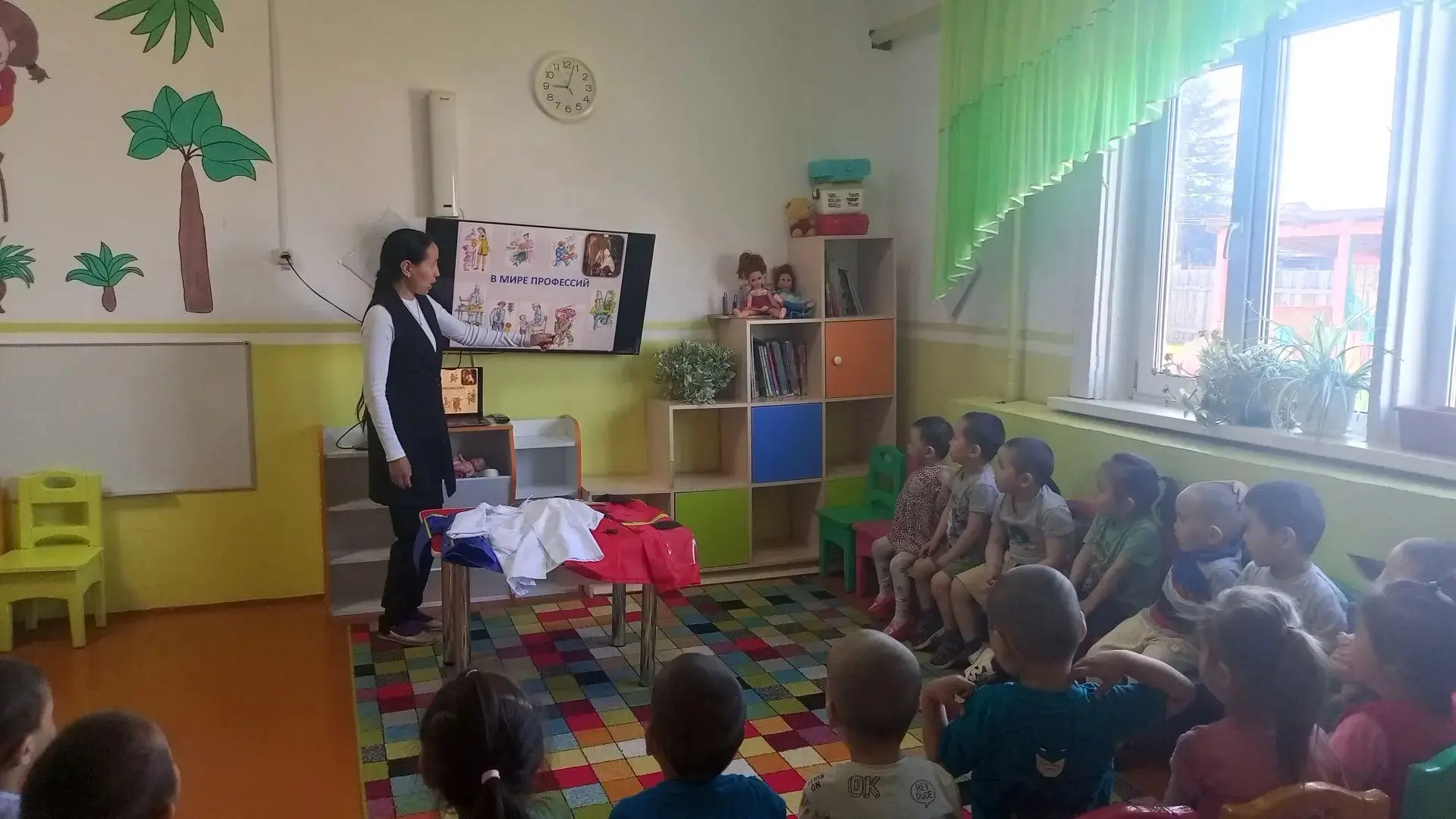 Конспект занятия по развитию речи в средней группе "Все профессии хороши"  Цель:Расшири...