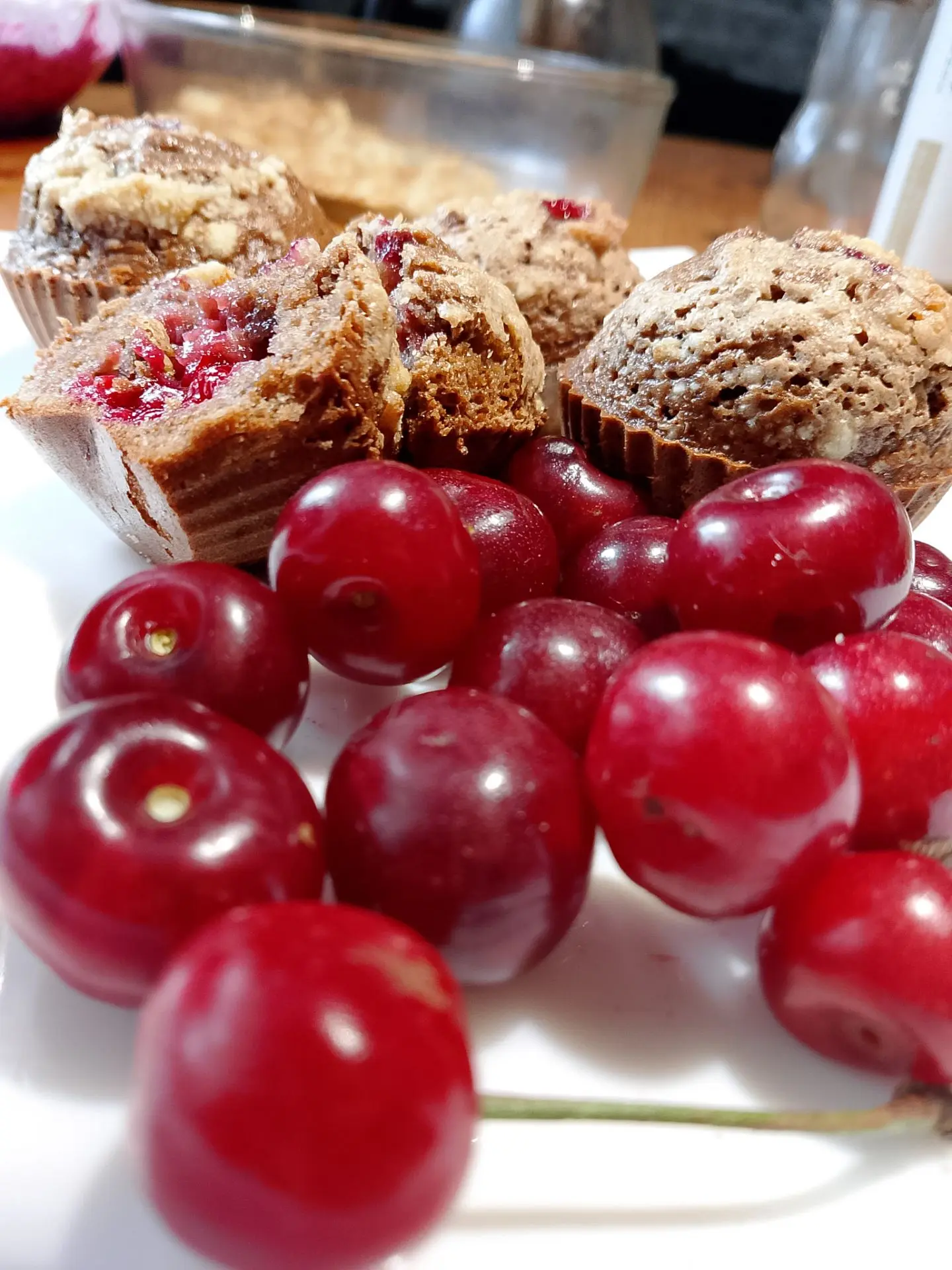 Компот из вишни 🍒 и шоколадные кексики с вишней внутри  и сахарной корочкой сверху.