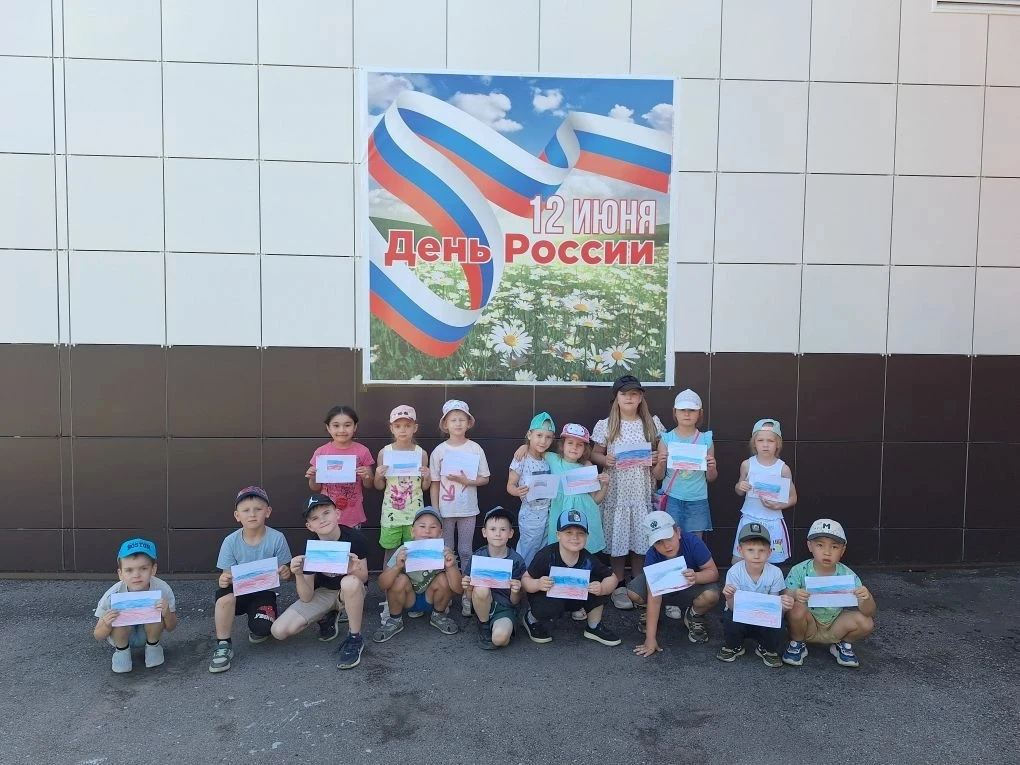 С Днем России нашей славной,
Нашей Родины святой!
Всем желаем мира, счастья,
Гордости за край родной