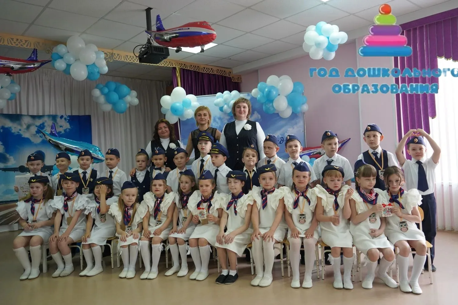 Наш "Улетный"🛩 выпускной
Он как взлетная дорога🛣
Детский сад наш дом родной🏡
Сделал он для нас та