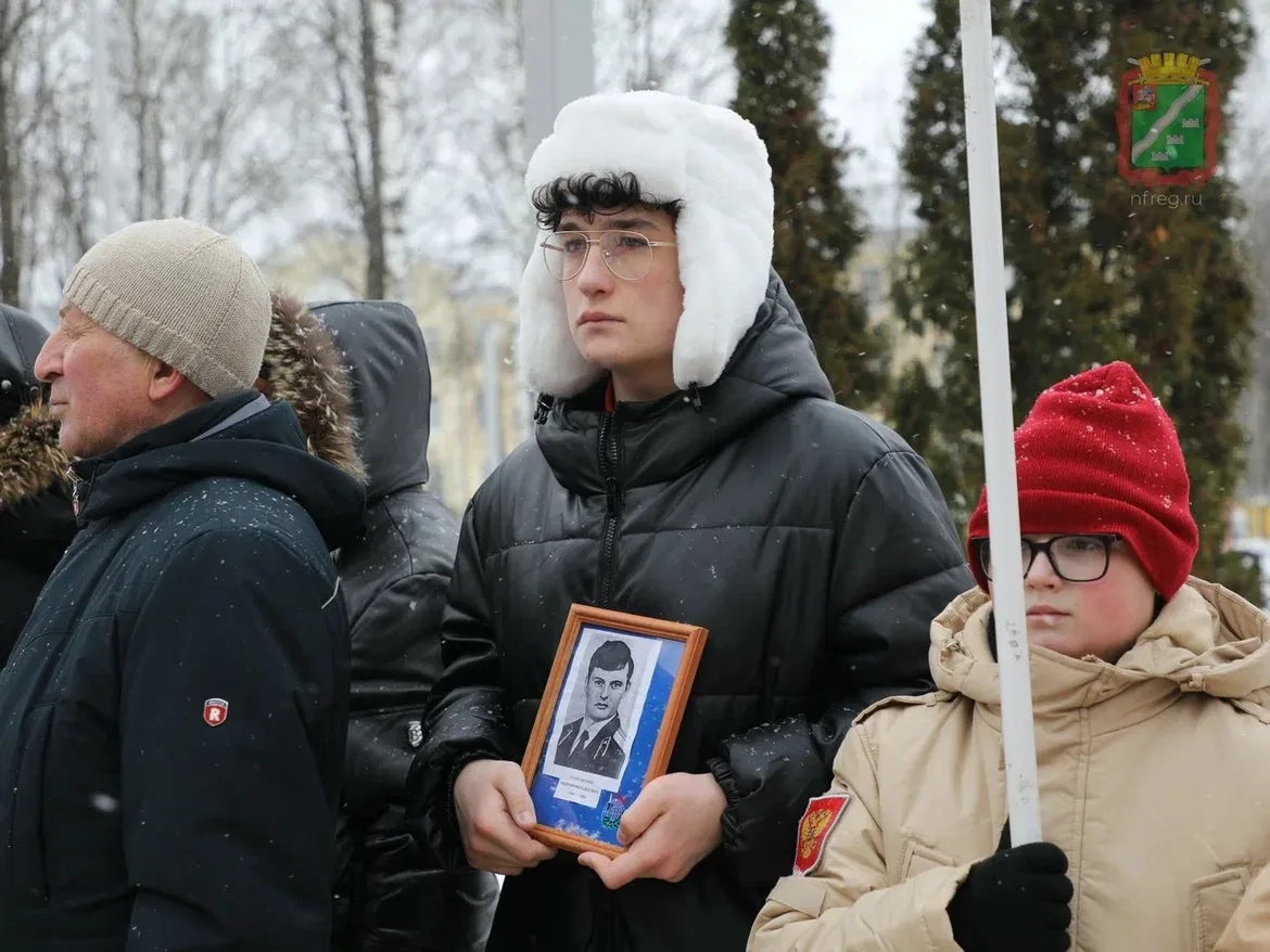 Флаги, море гвоздик в руках и чёрно-белые портреты: эти парни обрели бессмертие, исполняя служебный 